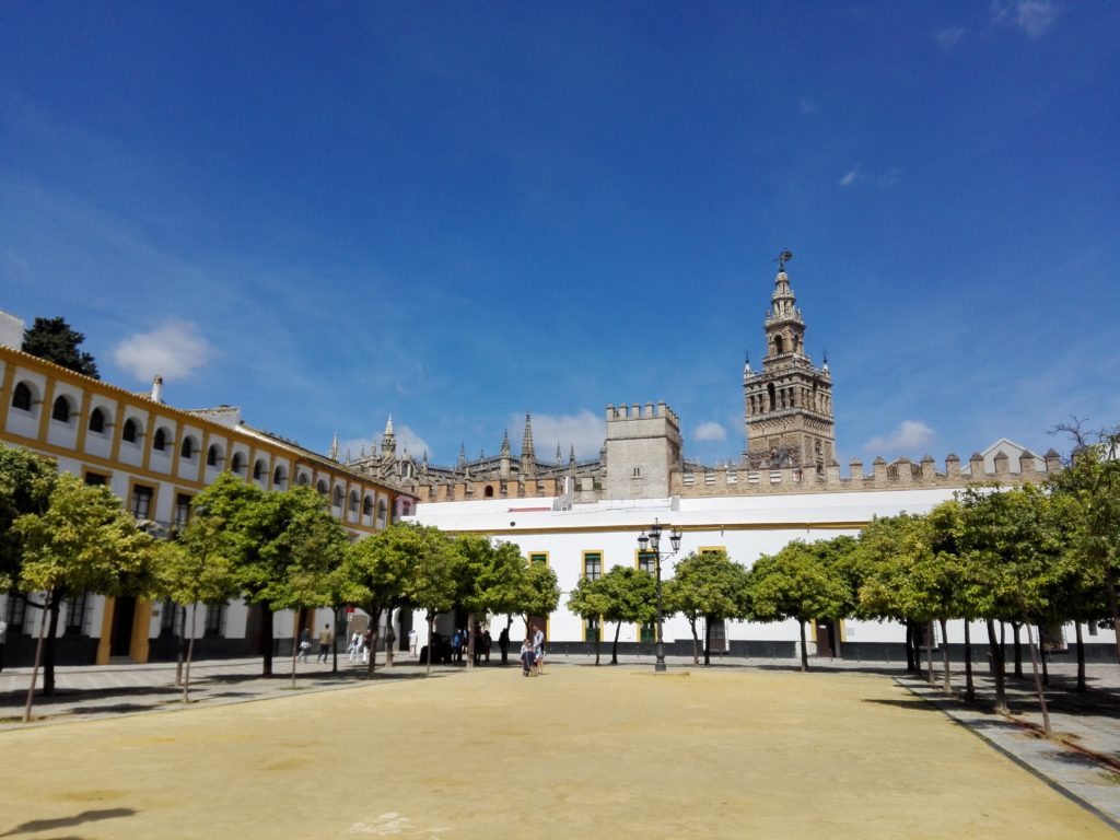 Plaza a la salida de los Alcázares Sevilla © Propiedad de Fly and Grow