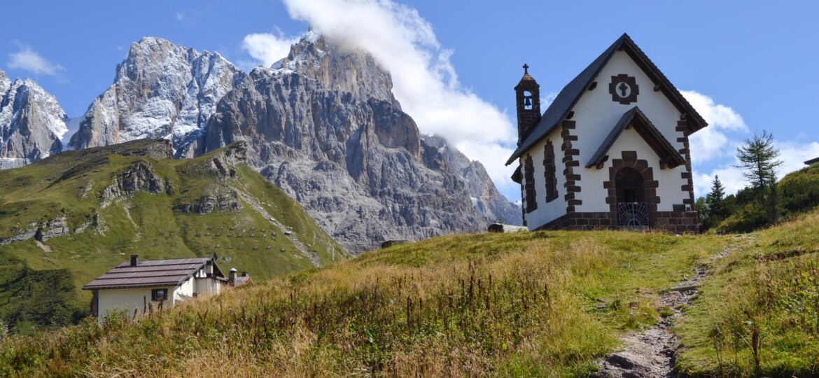 Iglesia en ruta en los Dolomitas