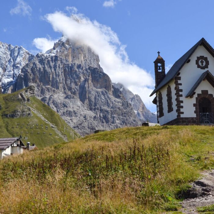 Iglesia en ruta en los Dolomitas